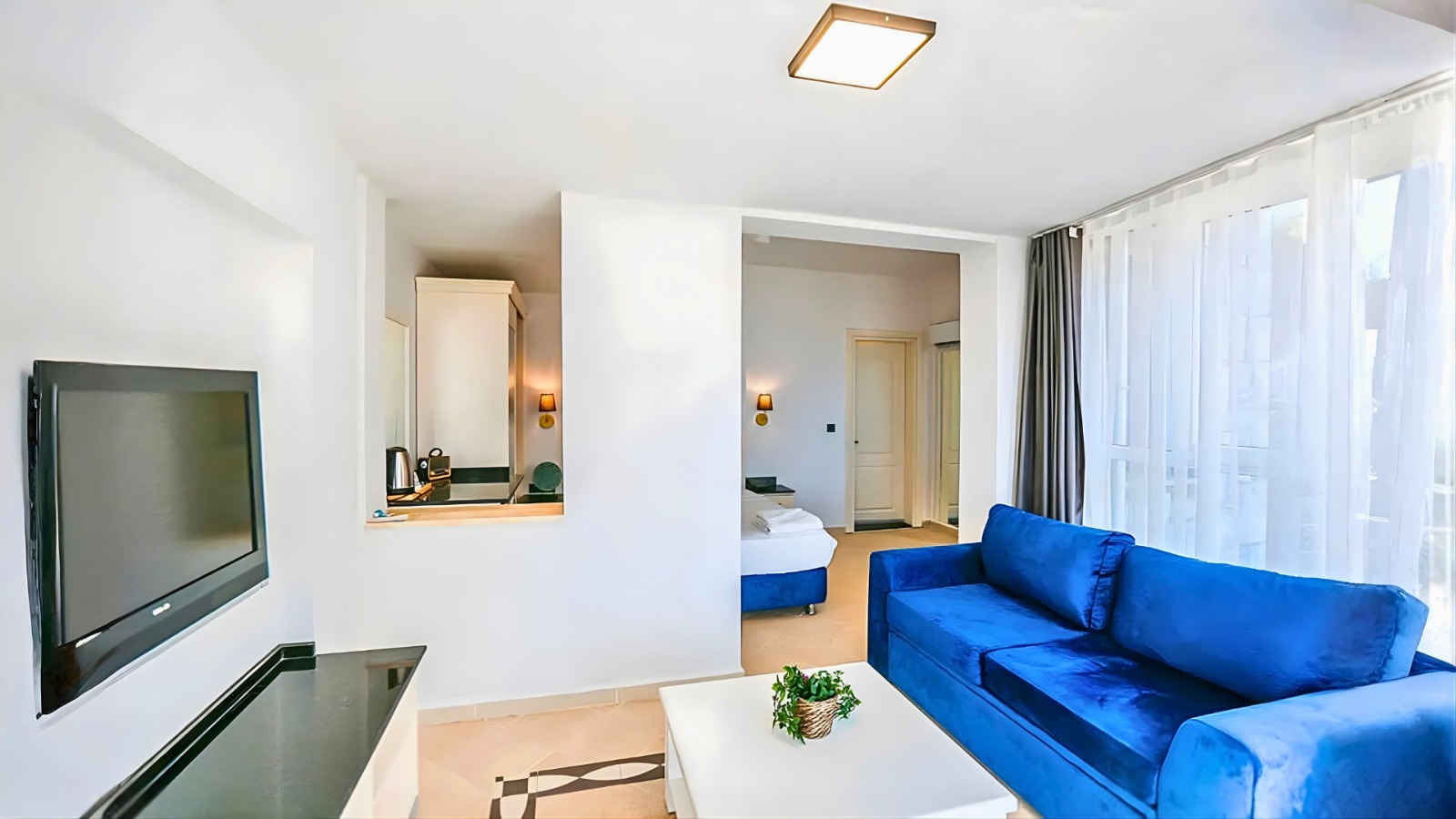 Swim-Up Room